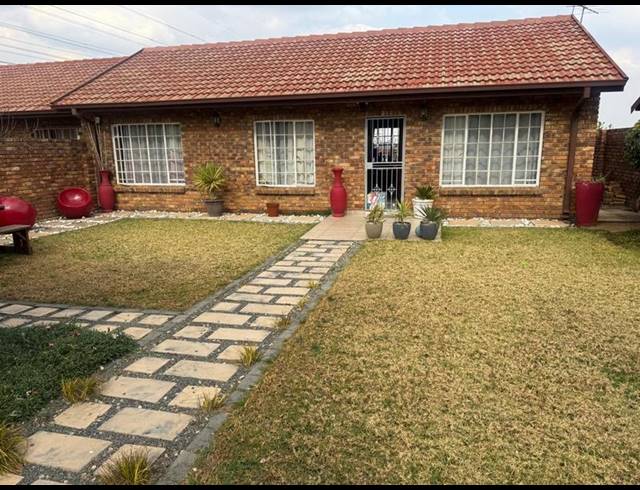 3 BEDROOM PROPERTY TO RENT IN MORELETAPARK